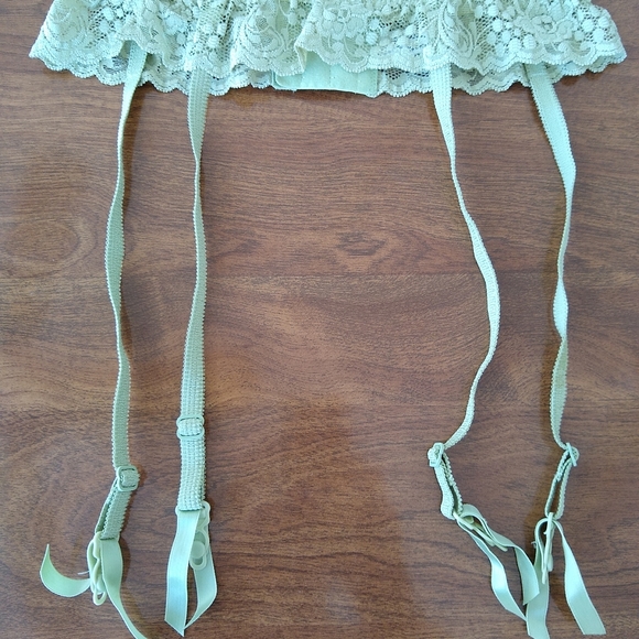 Sage green lace garter belt - Picture 2 of 10